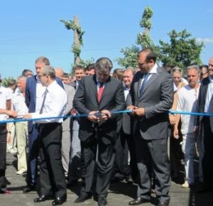 Кернес, Ставицький і Добкін (злвів направо) перед виборами відкрили притулок для тварин, який нині добудовують за 5 мільйонів.