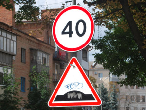 Круглі знаки діаметром 700 мм в Донецьку придбали за 440 грн., трикутні – по 330 грн. Встановлення таких знаків в Полтаві коштує набагато дешевше.