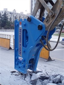 Гідромолот Kwanglim SG5000S, який садиться на кінець стріли екскаватора, щоб довбати каміння.