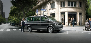 Подібні мікроавтобуси "Volkswagen Caravelle" можна використовувати як комфортний засіб пересування по мегаполісу.