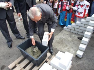Вже через півроку після урочитсого заеладення першого каменю в будівництво коштовного дитсадка у Лукьянченка скінчились на нього гроші.