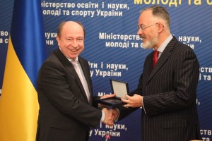 Міністр освіти Дмитро Табачник минулого року вручав Почесні знаки лауреатів освітянської премії у коробочках, які нині коштують 296 грн.