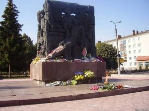 У Корюківці вже є один памятник жертвам фашистам.