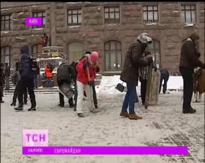 Євромайдан чистить сніг