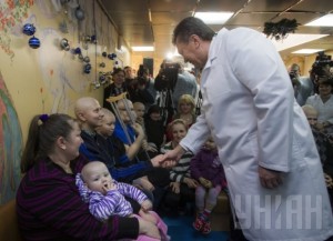 Турбота про дітей: Янукович тільки переніс гостре респіраторне захворювання і пішов красуватись перед телекамерами до хворих на рак дітей, у яких знищено імунітет.