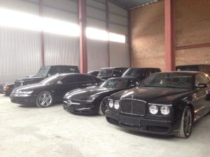 Автівки, знайдені на складі в Гостомелі після втечі Януковича.