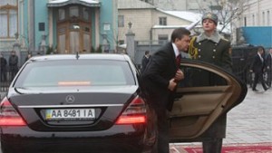 Цей "мерседес" Януковича з урахування амортизації коштує 3 мільйони гривень.