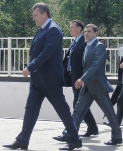 Віктор Янукович, його охоронець і Юрій Чмир.
