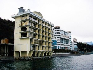 На передньому плані готель "Каліпсо", який псує вигляд наберженої Алушти, забудованої пятизщірковими пансіонатами російського мільярдера.