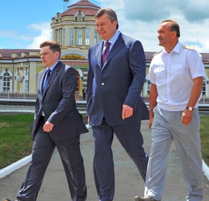 Олексій Кривопішин з с президентом Віктором Януковичем і першим замміністра інфраструктури Костянтином Єфіменком.
