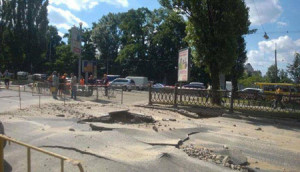 Провал на дорозі поряд з рестораном на бульварі Шевченка, 36.