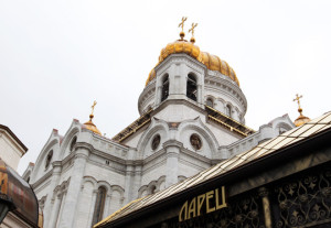 Храм Христа Спасителя в Москве ведет бойкую торговлю товарами и коммерческими площадями.