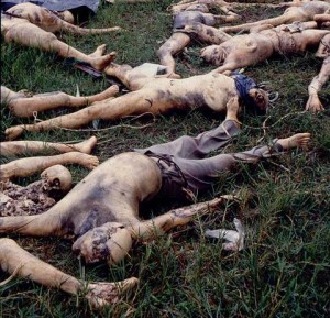 Двадцать лет назад, 6 апреля 1994 года, в Руанде начался самый эффективный геноцид в новейшей истории. В течение ста дней ополченцы, принадлежащие к этническому большинству хуту, убили больше 500 тысяч своих сограждан, в основном — представителей народа тутси. Геноцид координировался правительственными чиновниками и бизнесменами высокого ранга, а миротворческий контингент ООН, присутствующий в стране, не вмешивался в происходящее. Информационную поддержку резне обеспечивали СМИ — в первую очередь «Свободное радио Тысячи холмов» (RTLM — Radio Télévision Libre des Mille Collines). Позже перед трибуналами и судами предстали больше полумиллиона обвиняемых хуту.
