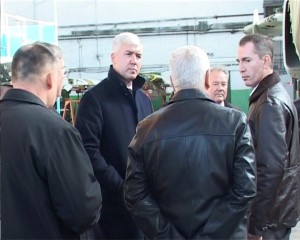 Екс-міністр оборони Дмитро Саламатін під час візиту на завод НАРП. Андрій Лікаренко - крайній справа