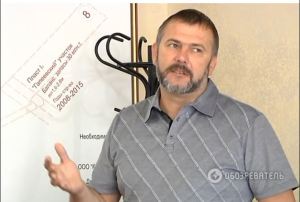 Комбат "Дніпра" Юрій Береза пояснює шахтарям, чому у них змінився директор.