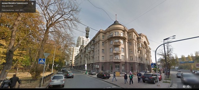 На передньому плані будинок Петра Порошенка, позаду - скандальна багтоповерхівка Грушевського, 9а.