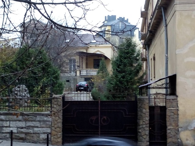 За даними сайту «Корупція», суддя Сергій Гирич живе в цьому будинку на вулиці Короленка у Львові (фото www.korupciya.com)