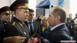 Директор бронетанкового заводу Сергій Бутенко  (праворуч) приймав на заводі міністра оборони Валерія Гелетея у вересні 2014 року - через три місяці після того, як злив 18 мільйонів на "прокладочні" фірми.
