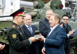     Директор бронетанкового заводу Сергій Бутенко приймав на заводі міністра оборони Валерія Гелетея у вересні 2014 року - через три місяці після того, як злив 18 мільйонів на "прокладочні" фірми.