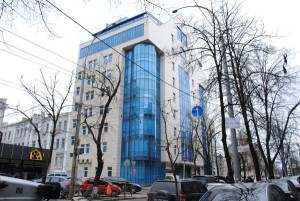 Офіс "Укрбізнесбанку", зліва від нього Печерський суд, який так і не потрапив до нового будинку.
