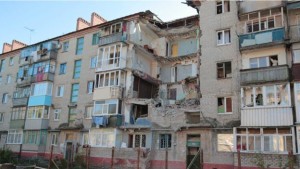 Зруйнований підїзд будинку у Словянську, який вирішили відбудувати, а не зносити весь будинок