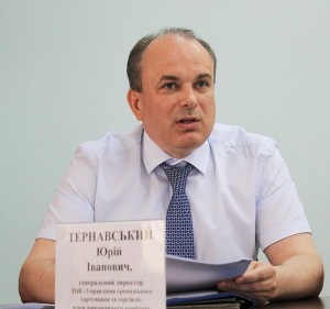 Член міськвиконкому Юрій Тернавський  заробляє гроші на ММК ім.Ілліча та харчуванні школярів.