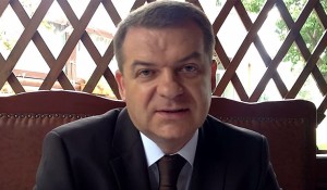 5 липня 2015 року у заступника прокурора Київської області Олександра Корнійця (на фото) та заступника начальника Головного слідчого управління Генеральної прокуратури України Володимира Шапакіна провели обшук. За повідомленням Генпрокуратури, їх підозрюють в отриманні хабаря на суму в понад 3 мільйони гривень. Як повідомлялося, під час обшуків у них виявлено близько 400 тисяч доларів готівкою, зброю, багато ювелірних виробів і 39 пакетів з діамантами.  Їм повідомили про підозру у вчиненні злочину, передбаченого частиною 4 статті 368 Кримінального кодексу України (прийняття пропозиції, обіцянки або одержання неправомірної вигоди службовою особою в особливо великому розмірі) Кримінального кодексу України. Пізніше Печерський районний суд Києва обрав запобіжний захід – тримання під вартою з правом внесення застави в розмірі 3,2 мільйони гривень Олександру Корнійцю та 3 мільйони гривень Володимиру Шапакіну. Пізніше Шапакіну суд збільшив розмір застави до 6,4 мільйонів гривень, які він вніс, – і вийшов на волю. Із СІЗО Олександр Корнієць вийшов 30 липня. Необхідну суму застави внесла його адвокат. 