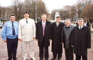Василь Синчук (другий ліворуч) і Арсен Аваков (через одного від прокурора) на святкуванні Дня прокуратури у 2006 році.