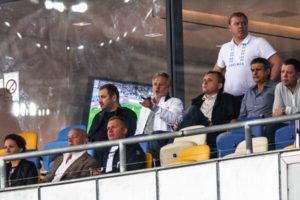 На матчі київського "Динамо": Фірташ у білій куртці, праворуч від нього Сергій Льовочкін, над яким стоїть Іван Фурсін.