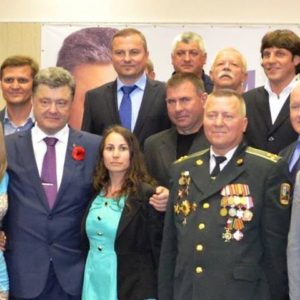 Володимир Білий (у формі) на зустрічі з кандидатом в президенти Петром Порошенком в Каховці.