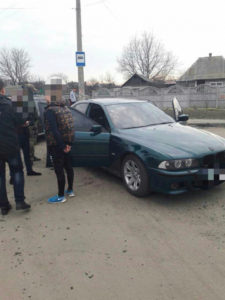Оперативне фото з затримання на хабарі поліцейського в Краматорську